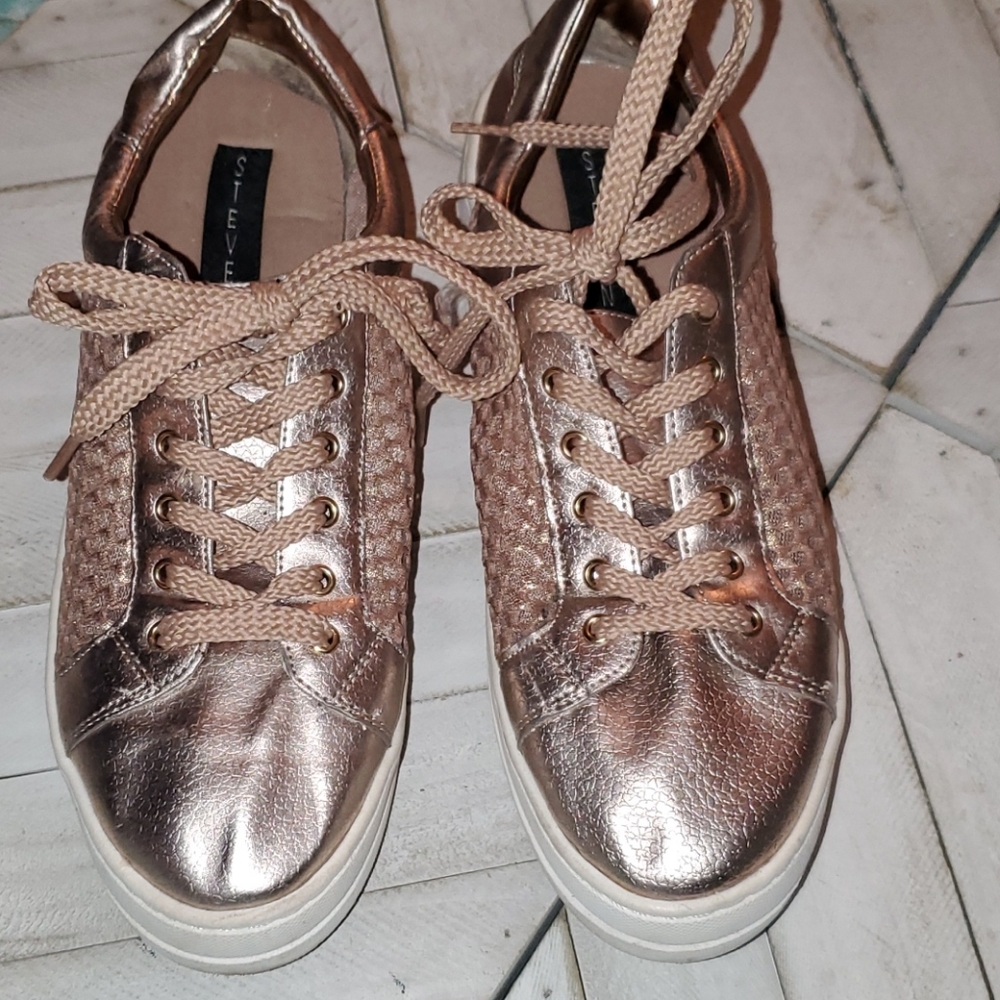 Steve Madden S. 8  Metalic Rose Gold Sneakers
